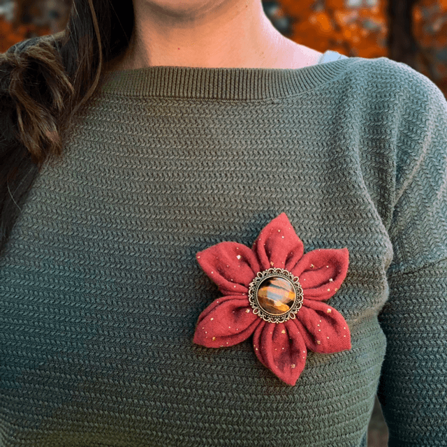 Broche - Fleur d’automne en oeil de tigre