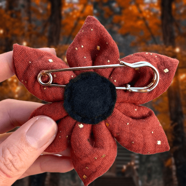 Broche - Fleur d’automne en oeil de tigre